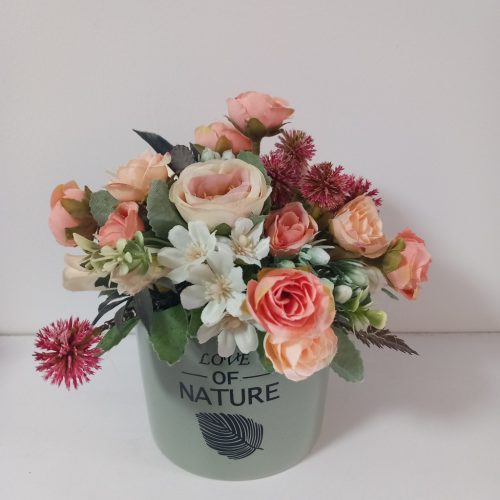 Asztali dísz vegyes virágokkal