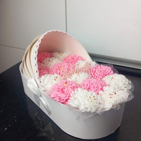 Babaköszöntő virágbox rózsaszín fehér virággal